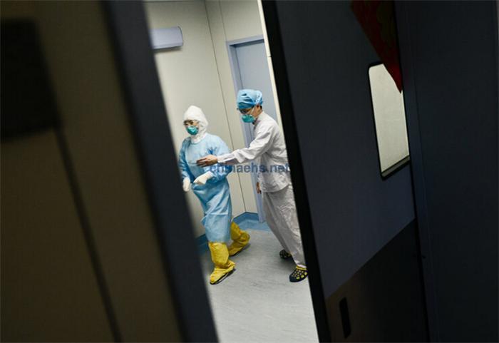 护士穿上三级防护服 带口罩 护理