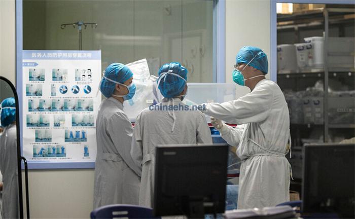 穿上三级防护服、口罩 会诊